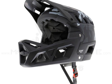 CP06 E-Scooter Motocross Sport Integralhelm im markanten Camouflage-Design. Leicht, sicher und in den Größen M oder L erhältlich.